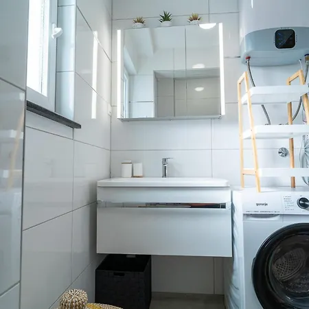 S5 By Belmont Realty 아파트